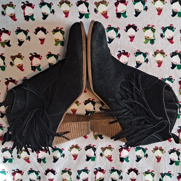 Stylish distressed black suede Steve Madden fringe booties, 10 - Picture 8 of 12
